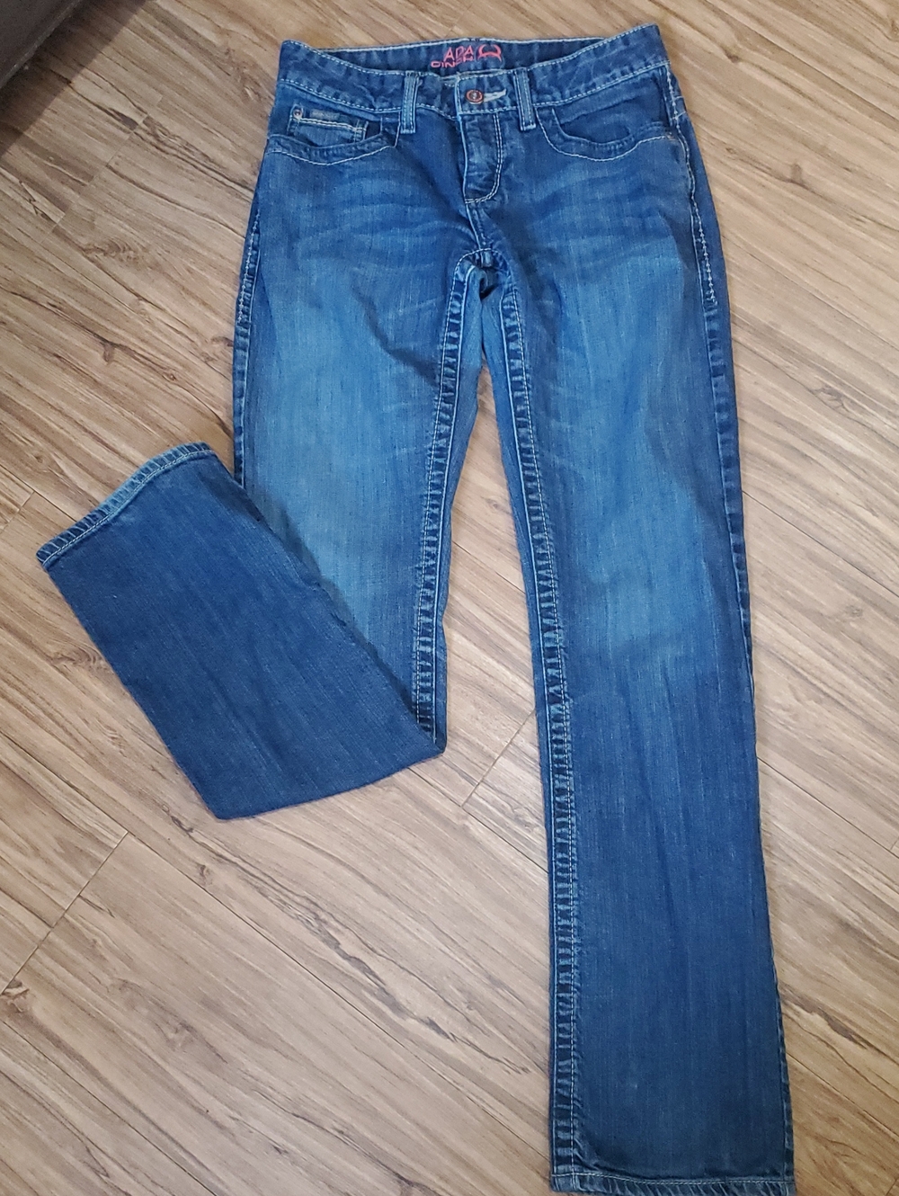 Cinch Women's Bootcut Jeans in Medium Blue Wash